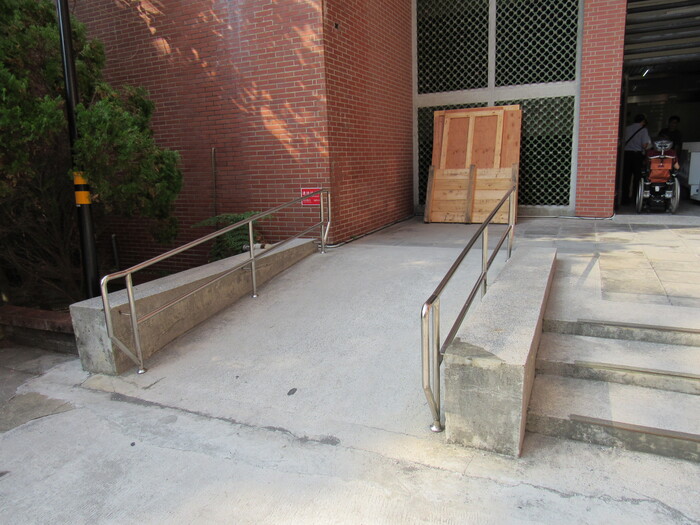 Ramp at the entrance圖片