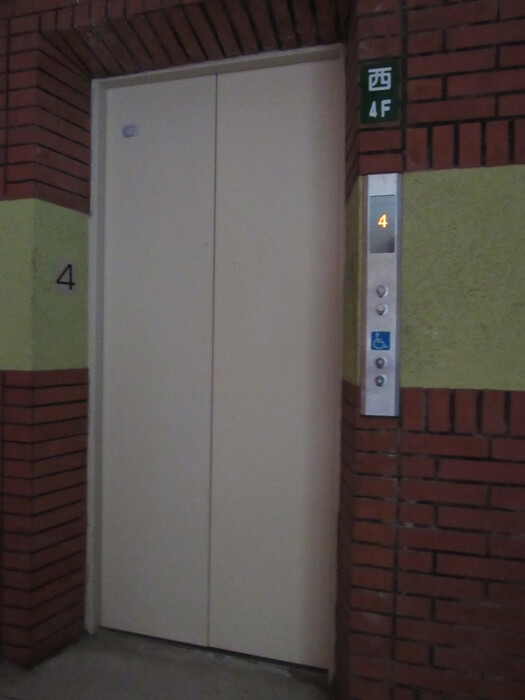 西側電梯(搭乘入口處為4F)