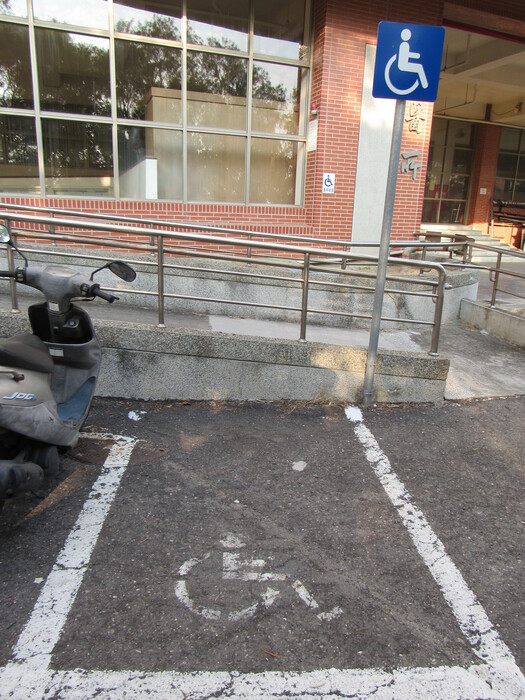 Accessible parking space圖片