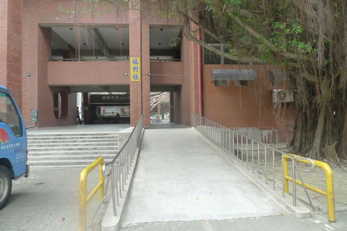 Ramp to the parking lot圖片