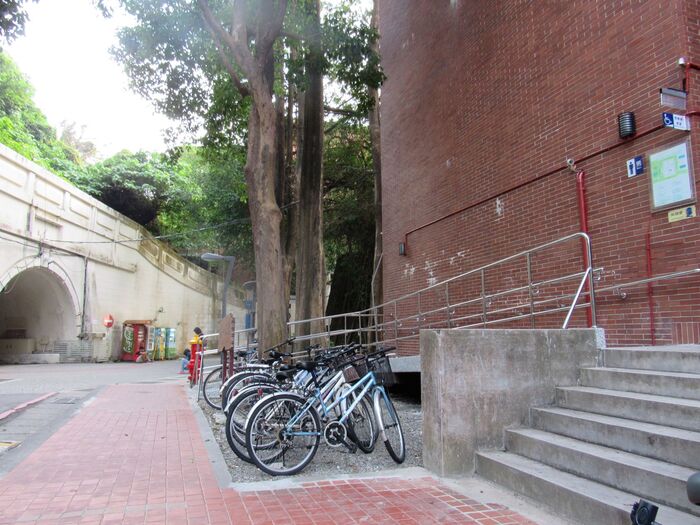 Ramp to the first-floor men’s restroom (next to the entranc of Tunnel)圖片