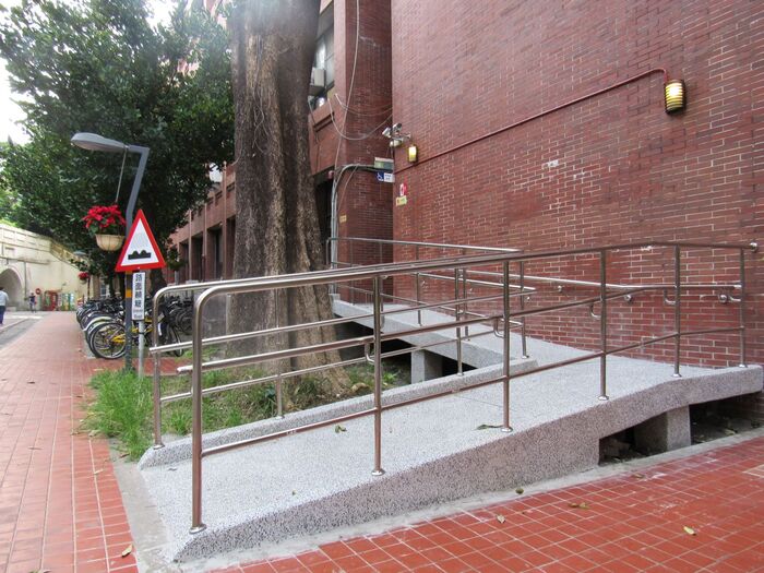 Ramp to the first-floor women’s restroom (next to the entranc of Tunnel)圖片
