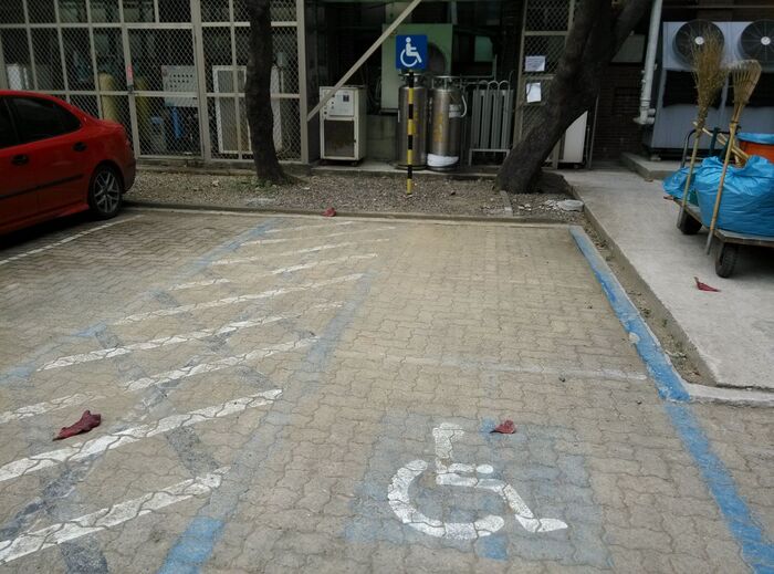 Accessible car parking space圖片