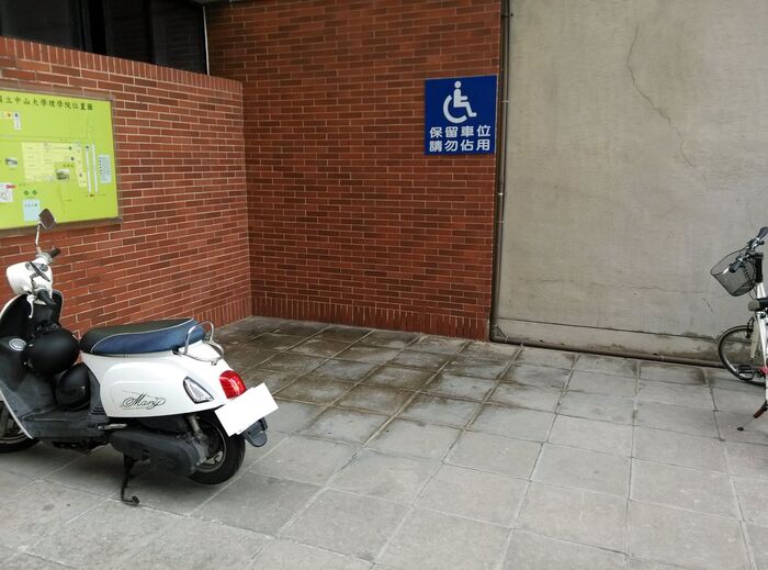 Accessible motorcycle parking space圖片