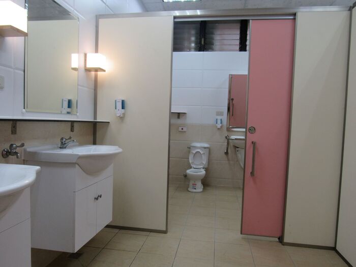 Accessible women’s restroom on the first floor圖片