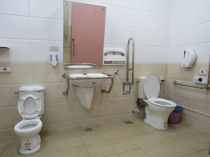 Accessible women’s restroom on the first floor圖片