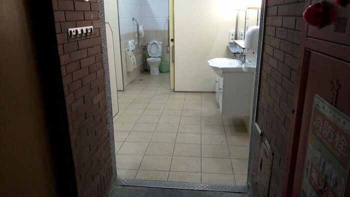 Accessible men’s restroom on the first floor圖片
