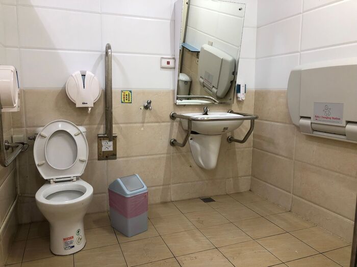 Accessible men’s restroom on the first floor圖片