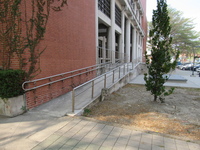 Accessible ramp at the side entrance圖片