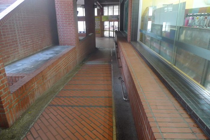 Ramp leading to the student cafeteria (2F)圖片