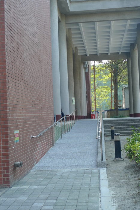 體育館正門右側無障礙斜坡道圖片