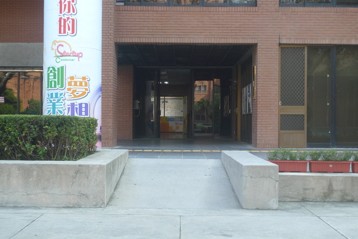 Rear entrance ramp圖片