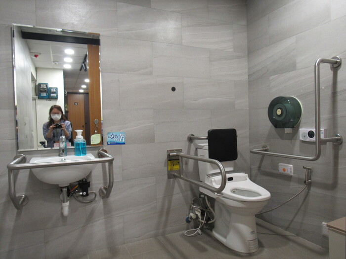 Accessible restroom (Floors 1–7)圖片