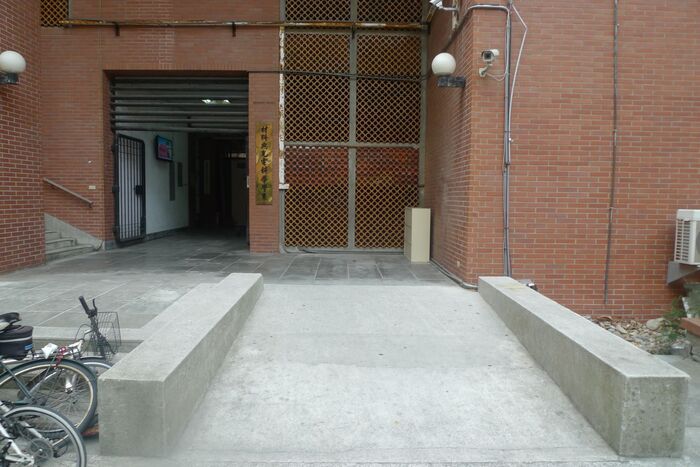 Ramp at the entrance圖片