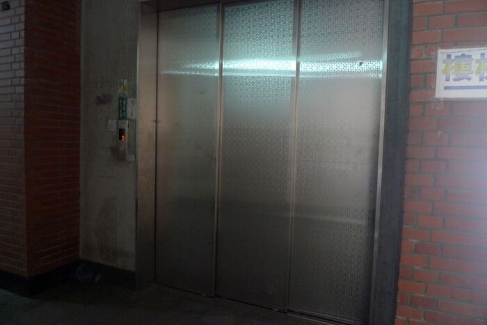 Freight elevator (requires access card)圖片