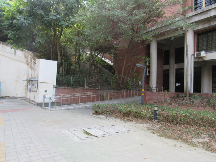 Accessible ramp at the side entrance圖片