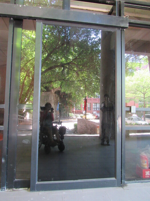 Automatic sensor device at the side entrance (requires access card)圖片