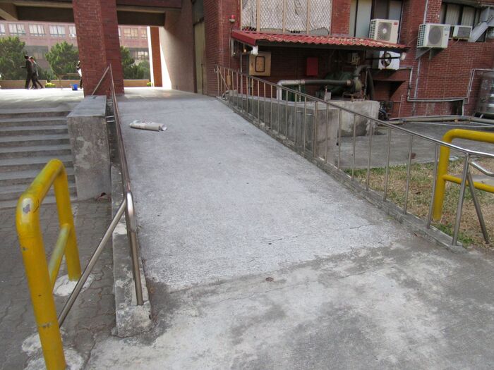 Ramp from the Science and Engineering corridor to the parking lot圖片