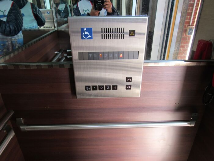 Accessible buttons inside the elevator圖片