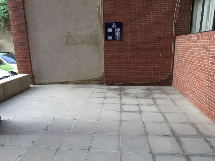 Accessible motorcycle parking space圖片