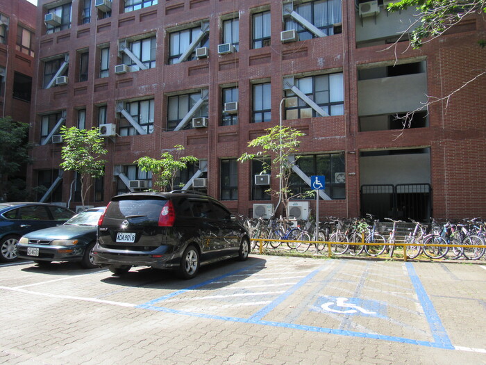 Accessible car parking space圖片