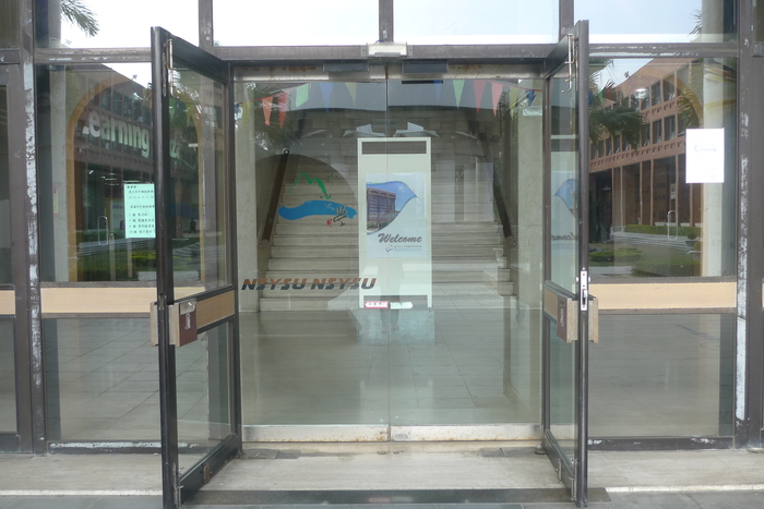 Automatic door at the front entrance圖片