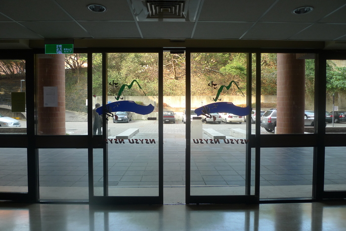 Automatic door at the rear entrance圖片