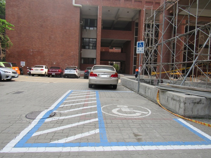 Accessible parking space near the rear entrance圖片