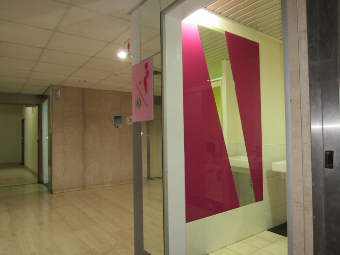 Accessible women’s restroom on the first floor圖片