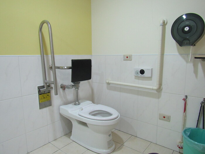 Accessible women’s restroom on the first floor圖片