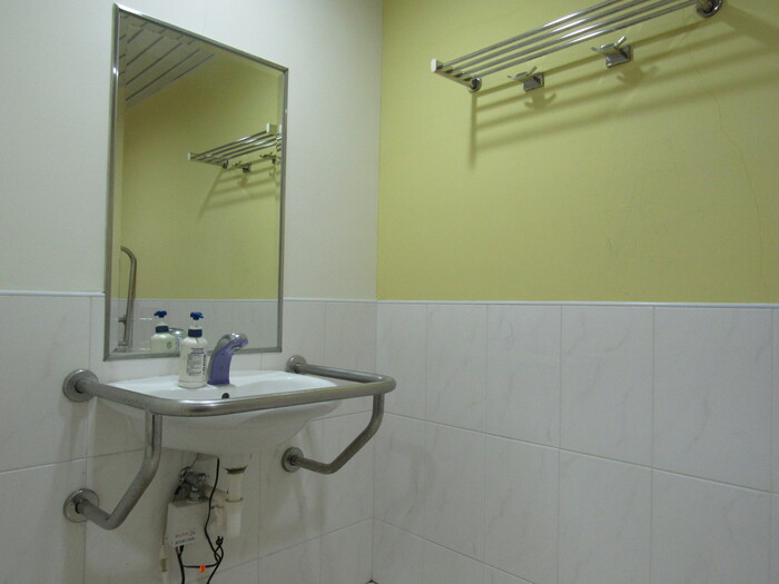 Accessible women’s restroom on the first floor圖片