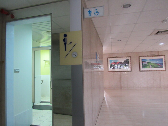 Accessible men’s restroom on the first floor圖片