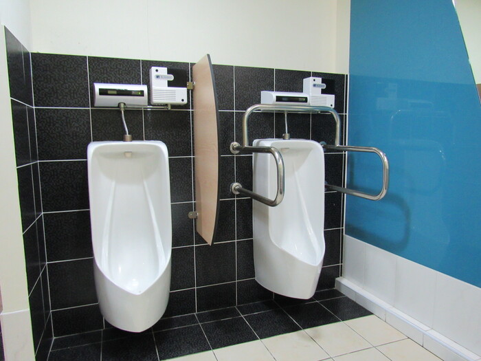 Accessible men’s restroom on the first floor圖片