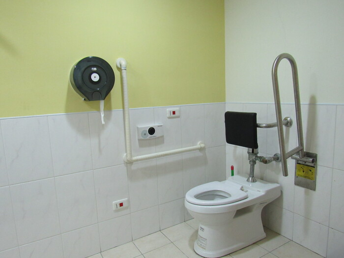 Accessible men’s restroom on the first floor圖片