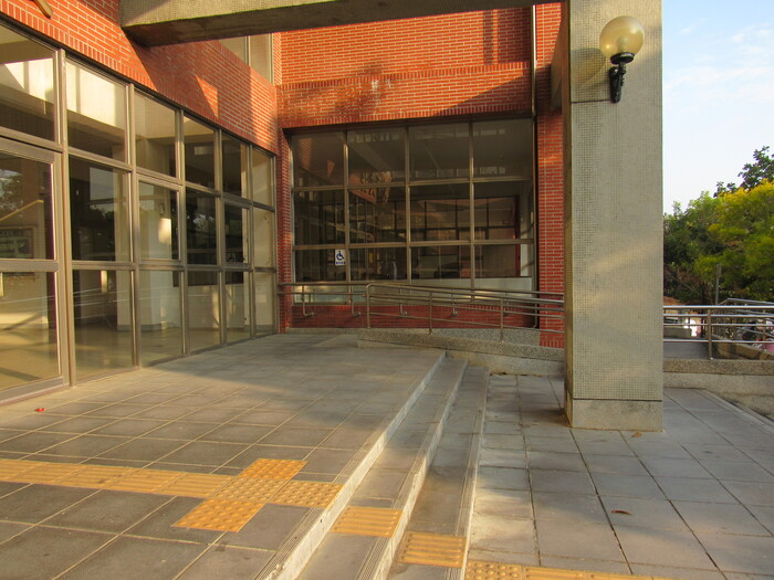 藝術大樓門口斜坡圖片