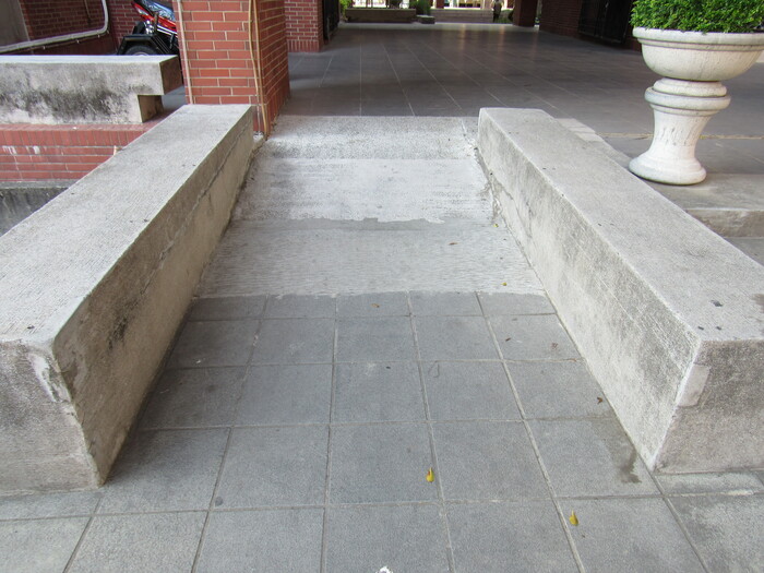 Ramp at the front entrance圖片