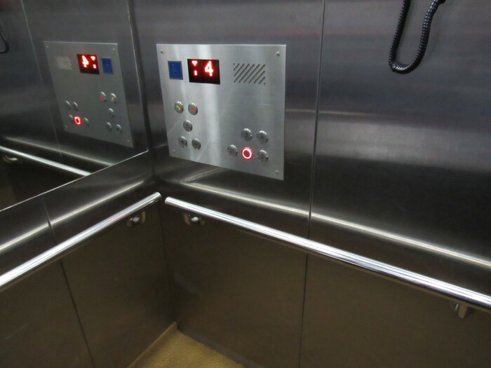 Accessible buttons inside the elevator圖片