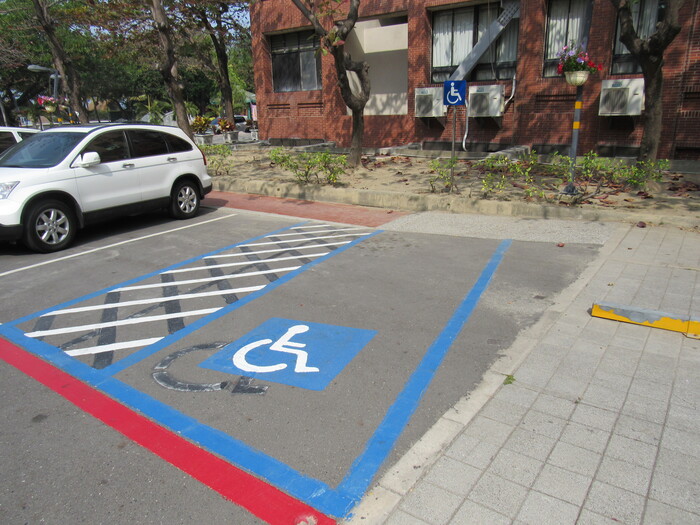 Accessible parking space圖片