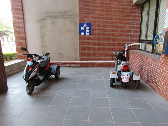 Accessible motorcycle parking space圖片