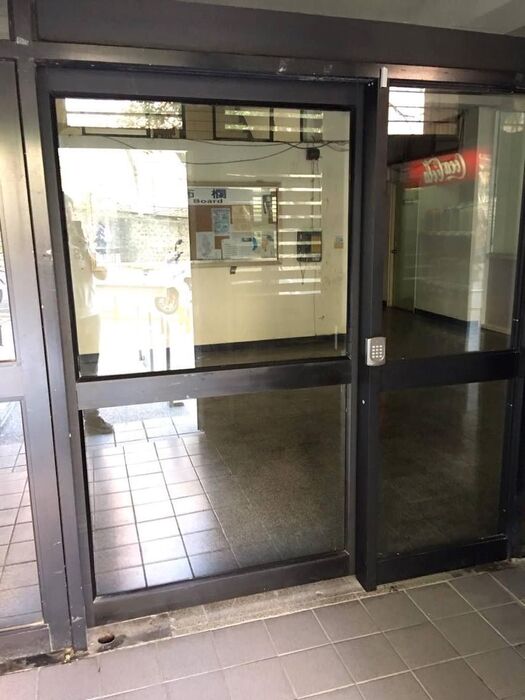 Automatic entrance/exit doors with lowered sensor for wheelchair users圖片