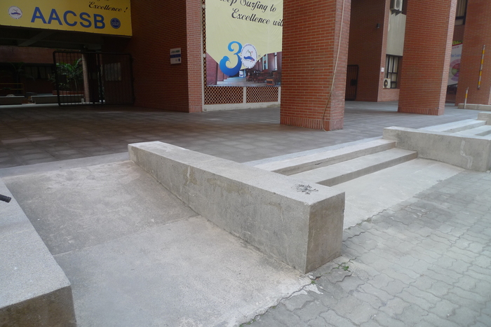 Ramp at the building entrance圖片