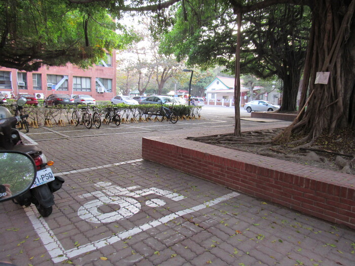Accessible motorcycle parking space圖片