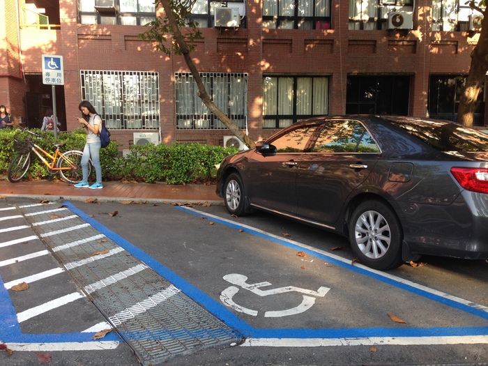 Accessible parking space near CM1033圖片