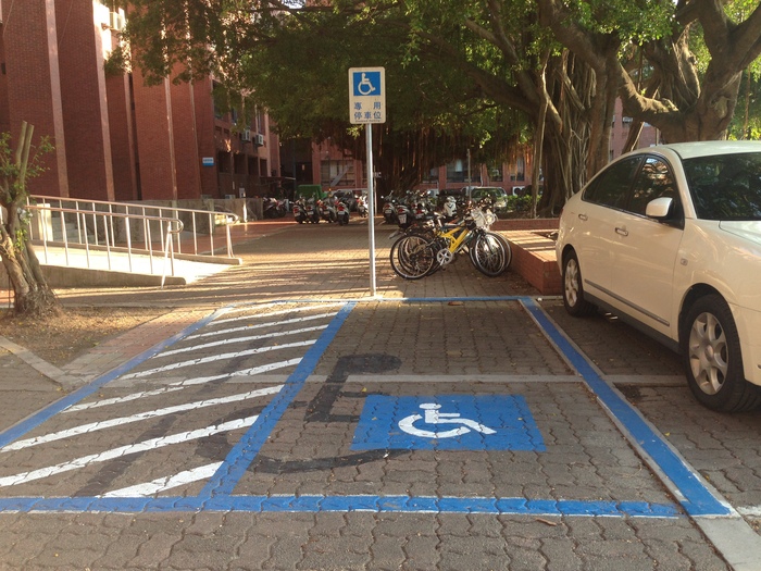 Accessible parking space圖片